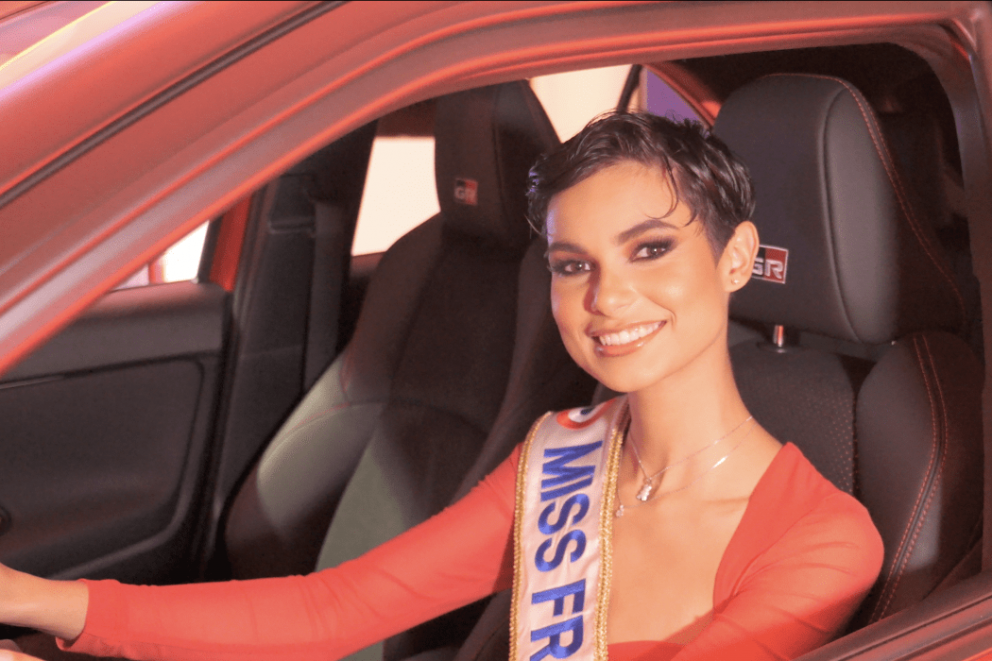 Toys Motors renouvelle son partenariat avec l'élection Miss France 2025 | Eve Gilles Miss France 2024 au volant de sa Yaris Cross offerte par Toys Motors